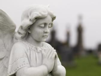 Statue praying